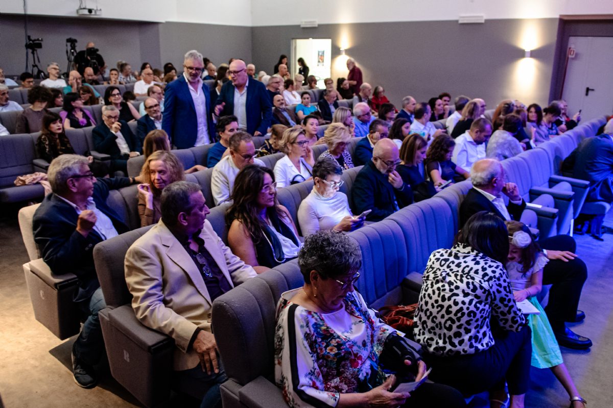 La sala che va riempiendosi